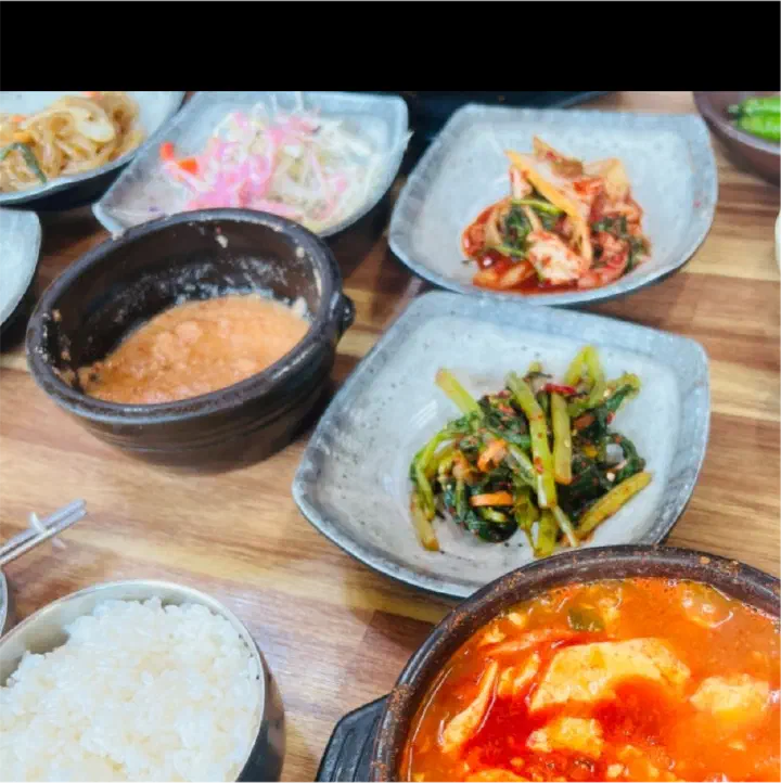 할머니의 손두부 비지찌개와 밑반찬 밥상