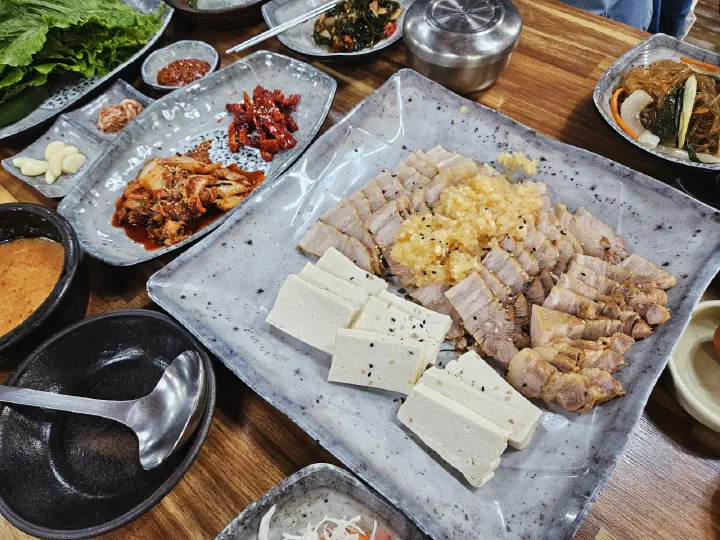 할머니의 손두부 두부마늘보쌈정식 한상