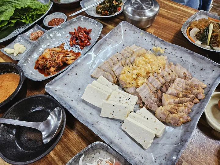 할머니의 손두부 두부마늘보쌈정식 한상