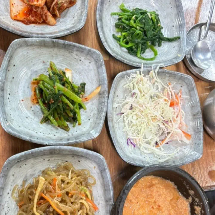 할머니의 손두부 밑반찬 잡채 나물 샐러드