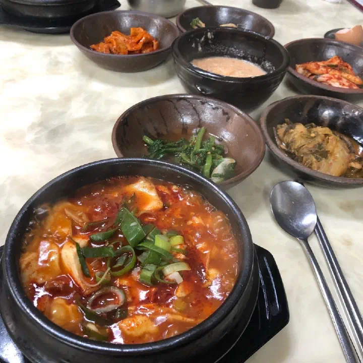 할머니의 손두부 순두부찌개와 반찬 한상