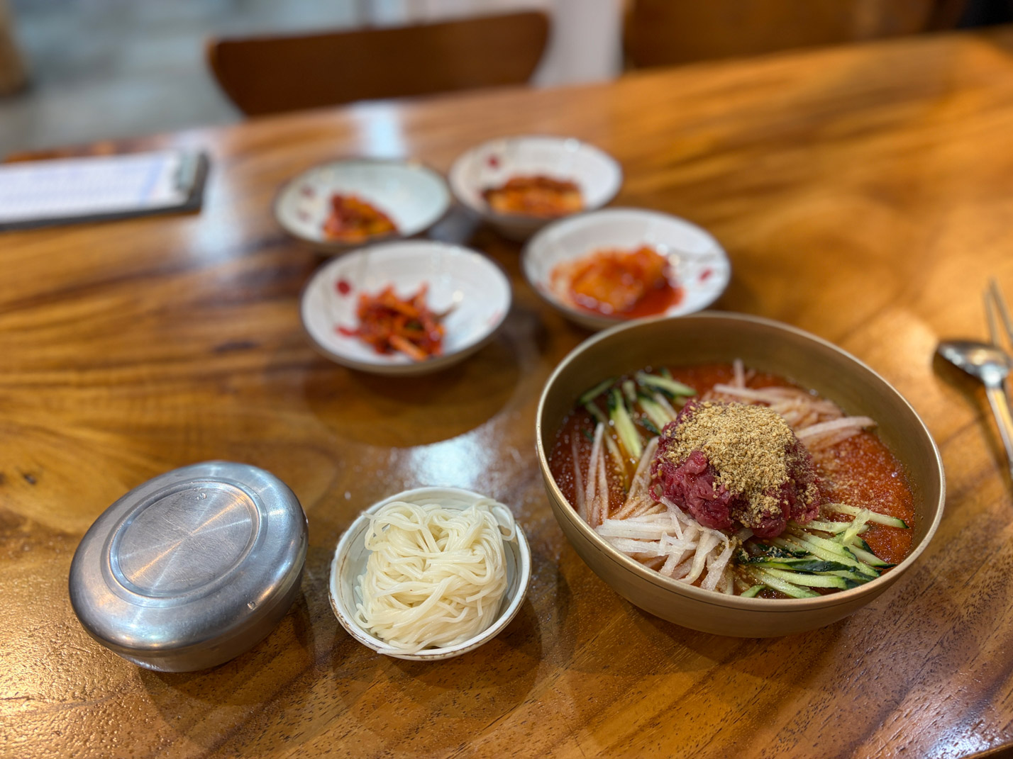 Hamyangjip hanwoo mulhoe with banchan setting