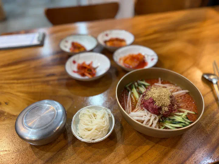 Hamyangjip hanwoo mulhoe with banchan setting