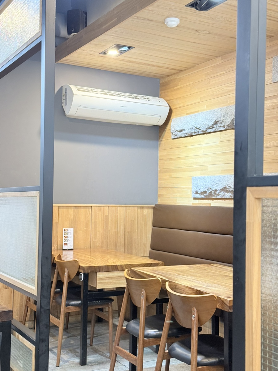 Booth-style seating at Hamyangjip