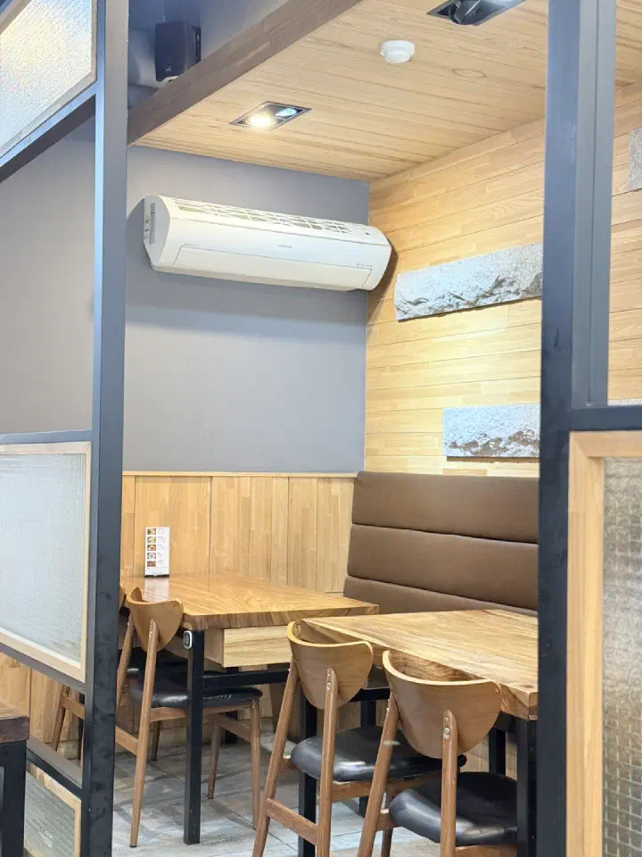 Booth-style seating at Hamyangjip