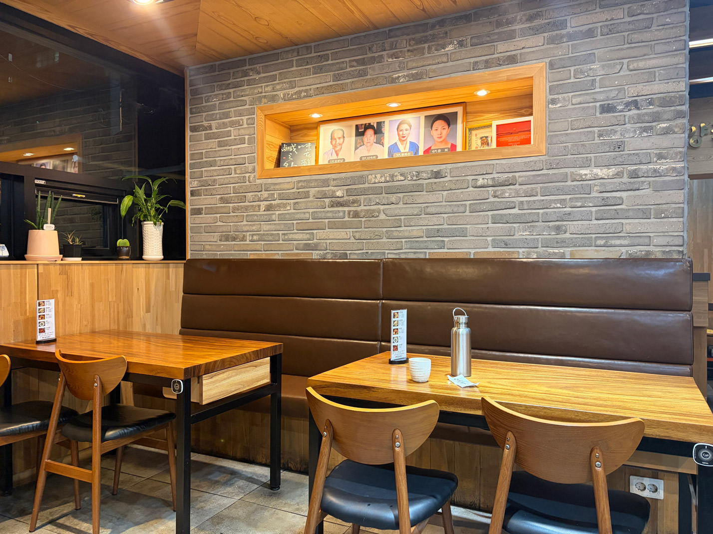 First-floor wooden tables at Hamyangjip Main Branch