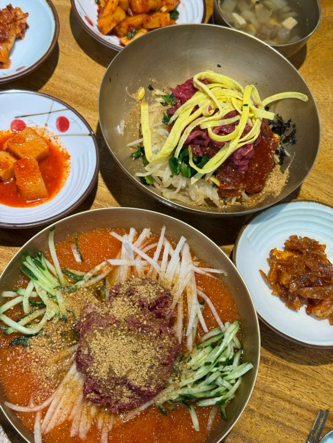 Hamyangjip hanu mulhoe and yukhoe bibimbap on the table
