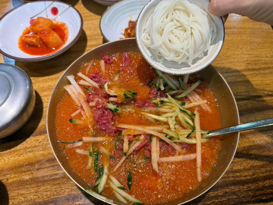 Free refill of somyeon noodles at Hamyangjip