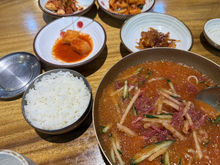 Hamyangjip mulhoe with a side bowl of rice