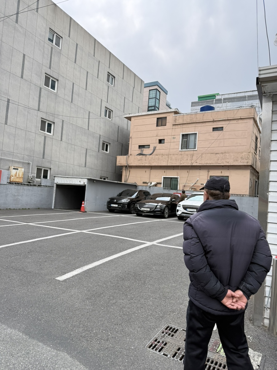 Hamyangjip rear parking lot for diners