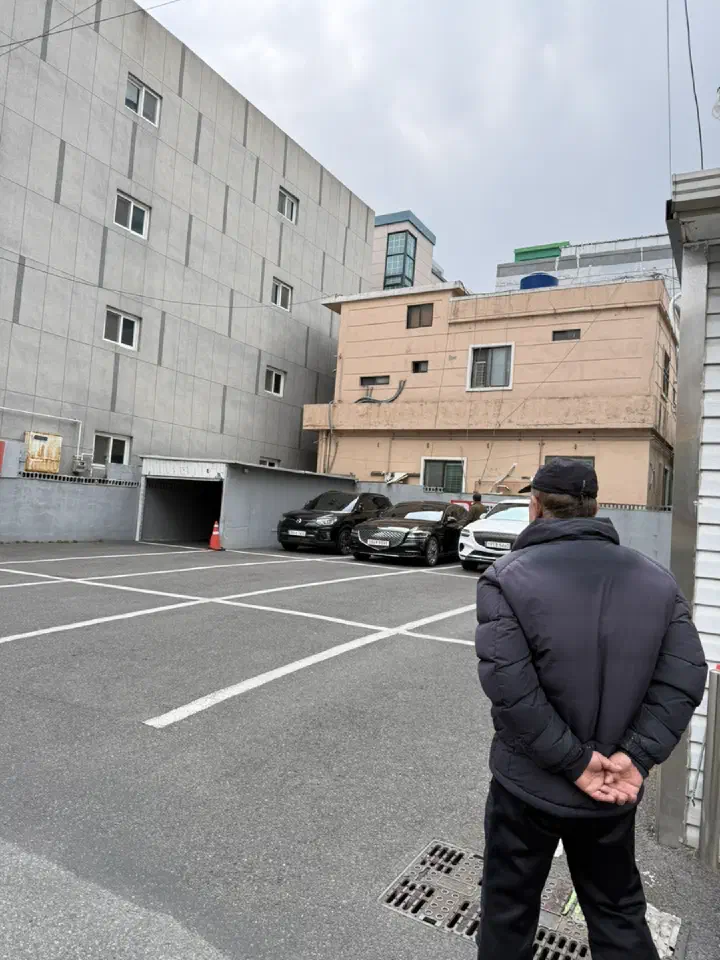 Hamyangjip rear parking lot for diners