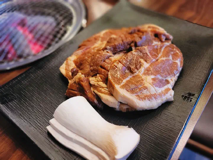 Raw marinated US beef short rib at Hangawi