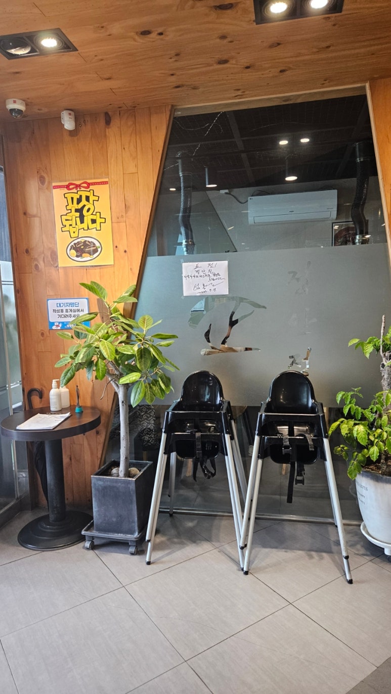 Baby high chairs prepared at the entrance of Jeonganjeong