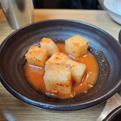 Kkakdugi (cubed radish kimchi) banchan at Jeonganjeong