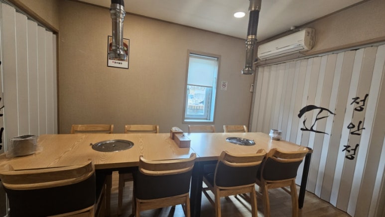 Eight-seat private room interior at Jeonganjeong with accordion curtains