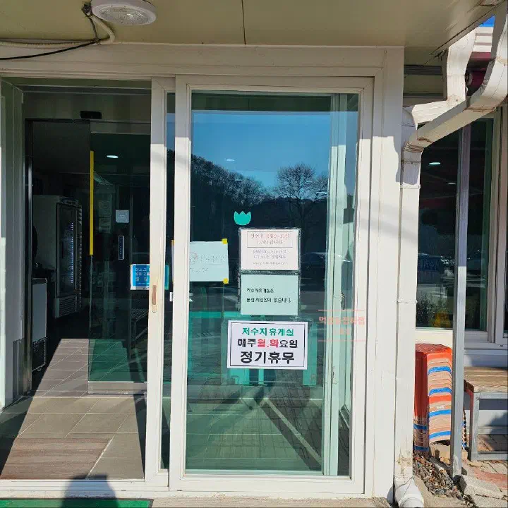 매주 월화 정기휴무 안내가 붙은 입구 유리문