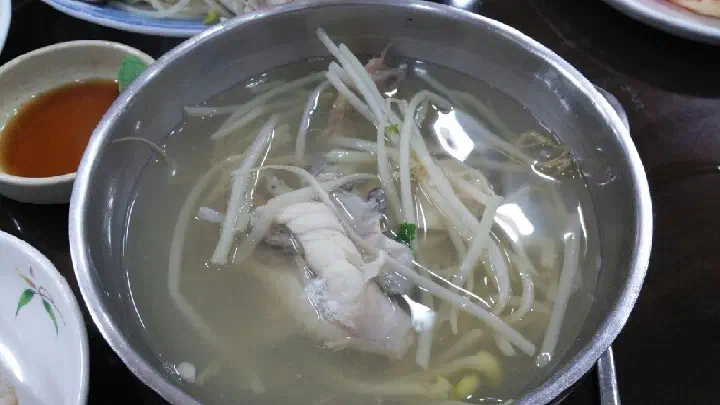 Big pot for blanching bean sprouts at Jinhwa Bokguk