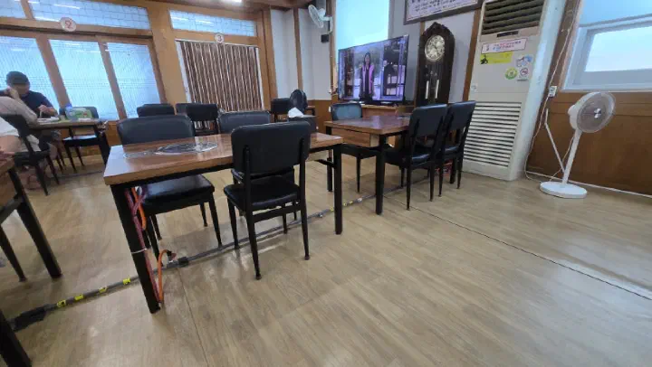 Spacious dining hall at Jinhwa Bokguk