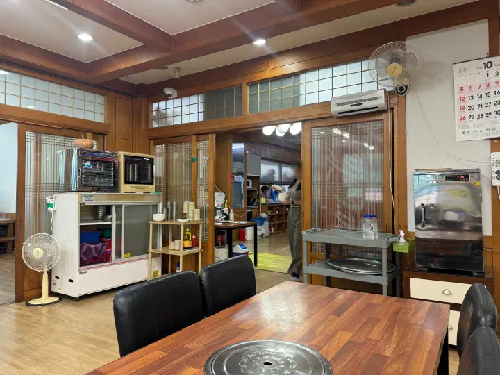 Interior near the entrance of Jinhwa Bokguk