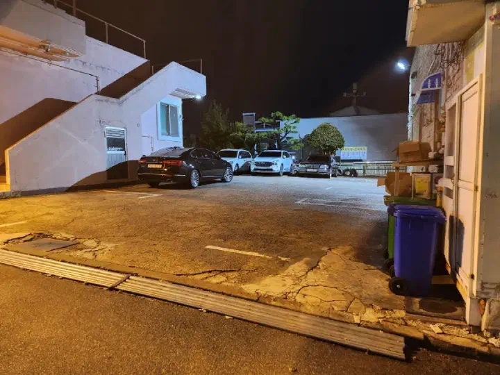 Private parking lot next to Jinhwa Bokguk