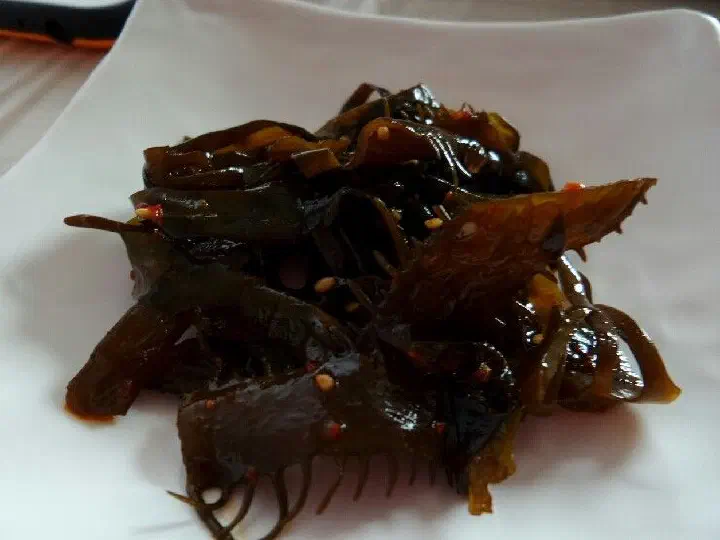 육일횟집 전복 내장 조림과 톳무침