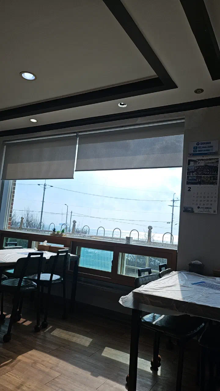 Window seats with a sea view inside Yukil Hoetjip