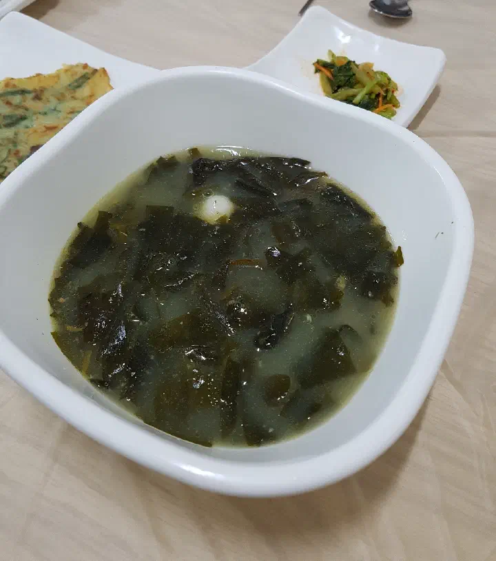 Seaweed soup at Yukil Hoetjip