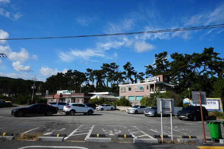 Wide private parking lot at Yukil Hoetjip