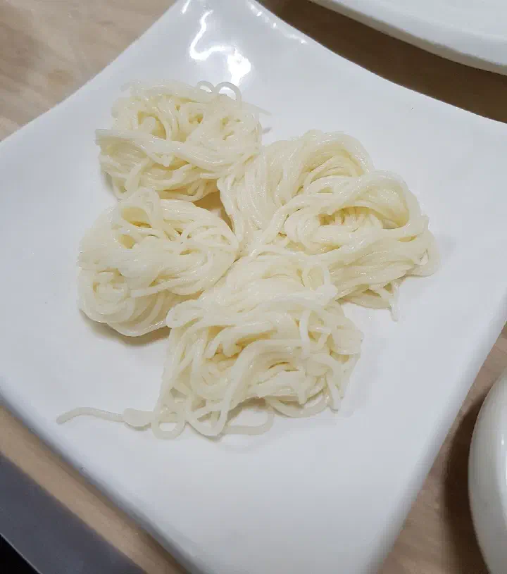 육일물회와 함께 나오는 소면 사리