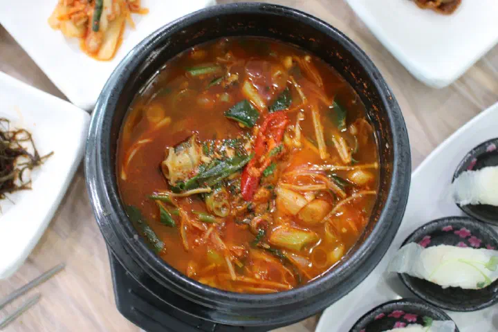 Spicy abalone fish stew at Yukil Hoetjip