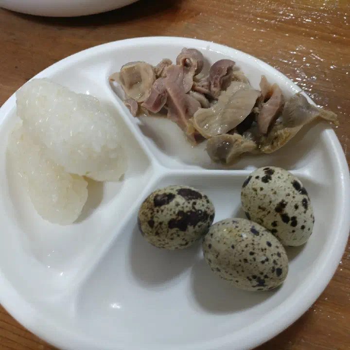 A separate plate of sticky rice pressed like sushi at Gogung Samgyetang