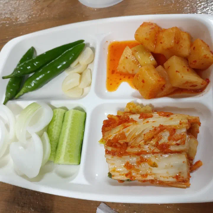 House-made cabbage kimchi and kkakdugi at Gogung Samgyetang