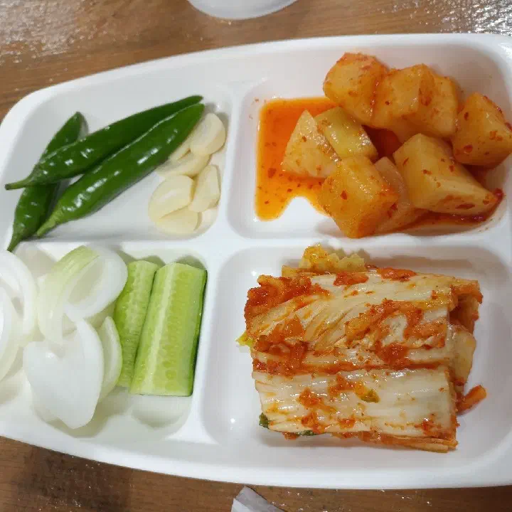 주인장이 직접 담근 배추김치와 깍두기