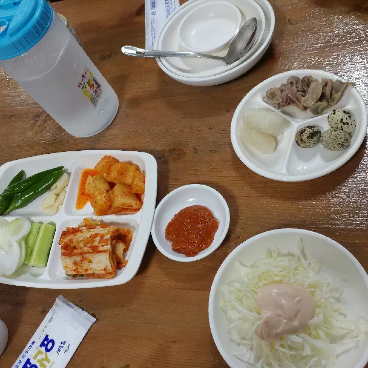 The standard side dishes and sticky rice at Gogung Samgyetang