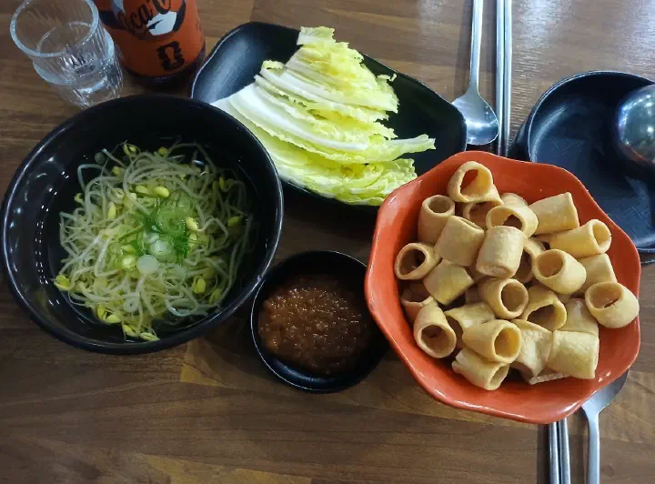 Free side dishes of cabbage and bean sprout soup at Saengsaeng-gui Saengsaeng