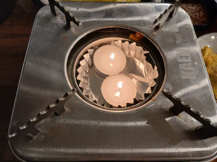 Grilled chicken kept warm on a small brazier at Saengsaeng-gui Saengsaeng