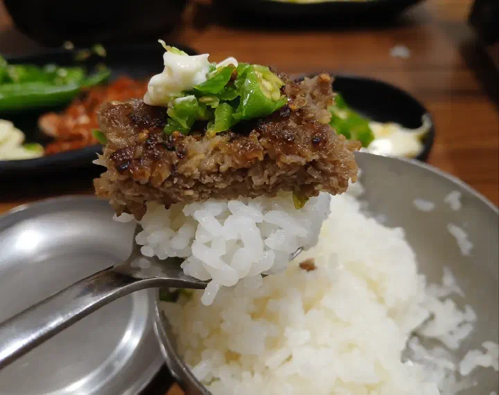 Grilled chicken on top of rice at Saengsaeng-gui Saengsaeng