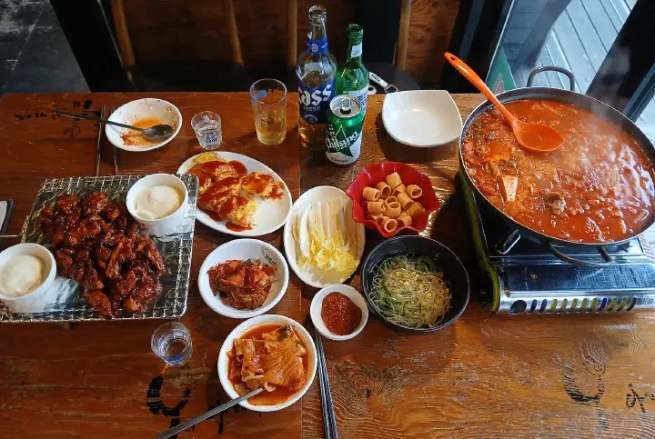 Self-bar side dish counter at Saengsaeng-gui Saengsaeng