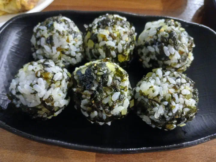 Self-serve rice balls jumeokbap at Saengsaeng-gui Saengsaeng