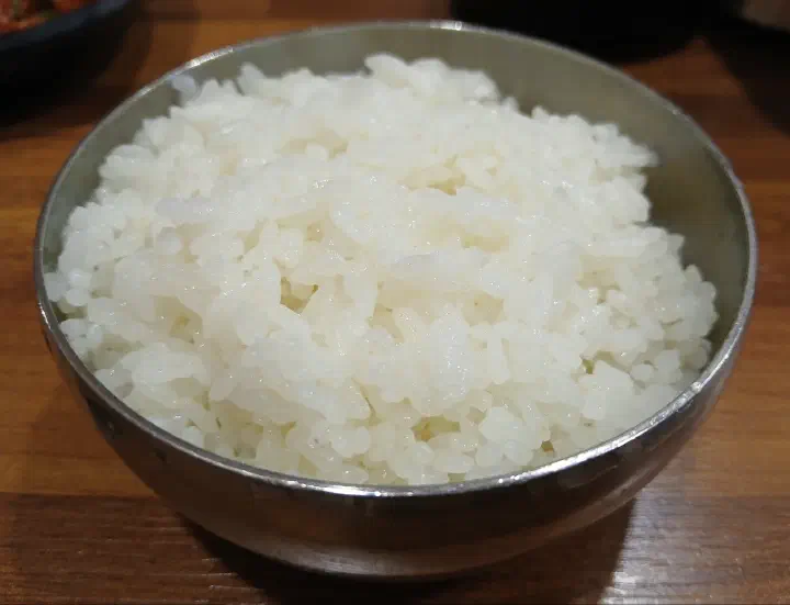 Bowl of steamed rice at Saengsaeng-gui Saengsaeng
