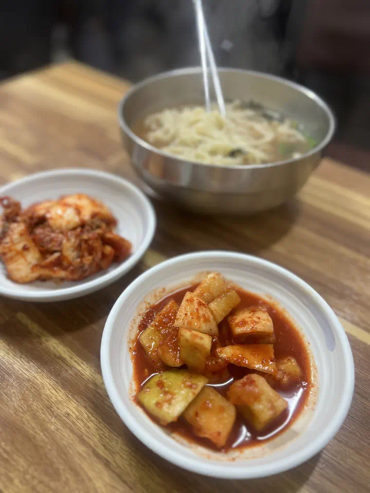 Kkakdugi and kimchi at Gyeongju Sonkalguksu