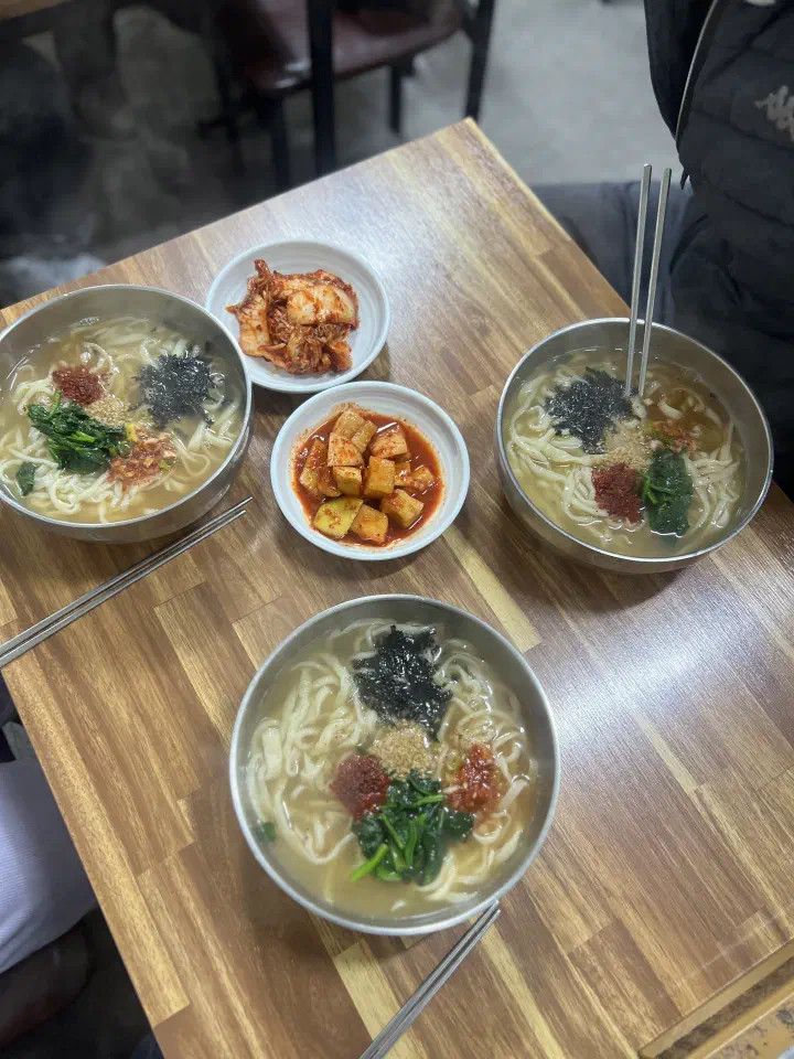 Kalguksu laid out on a table at Gyeongju Sonkalguksu