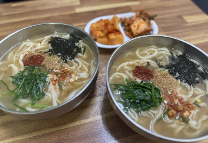 Two bowls of sonkalguksu served at Gyeongju Sonkalguksu