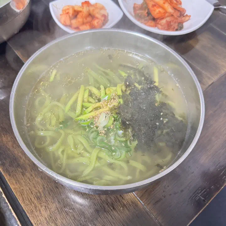 The green chive noodles of Joseon Kalguksu