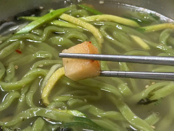 조선칼국수 부추 면발 클로즈업