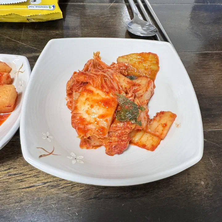 Kkakdugi and fresh kimchi at Joseon Kalguksu