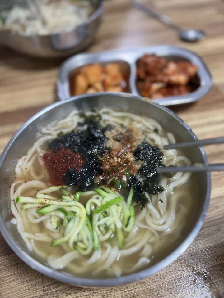 Kalguksu with side dishes at Yetnal Sonkalguksu