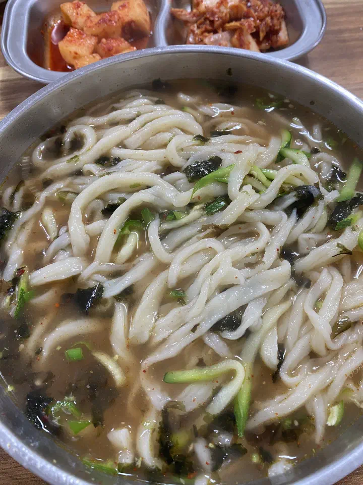 Chewy hand-cut noodles at Yetnal Sonkalguksu