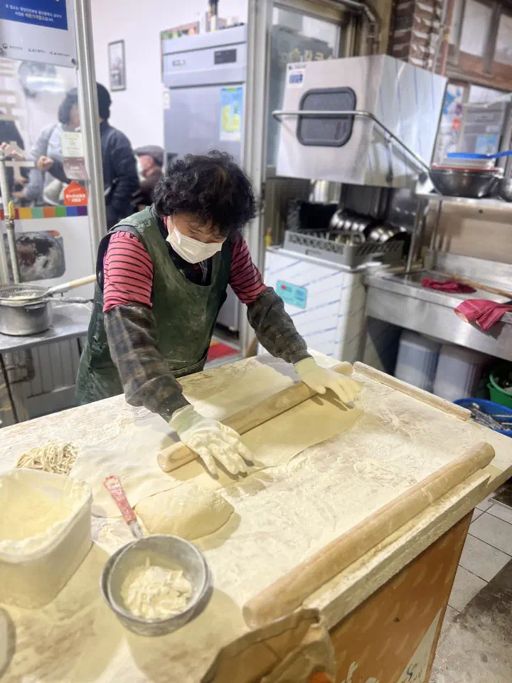 Rolling dough with a wooden pin at Yetnal Sonkalguksu