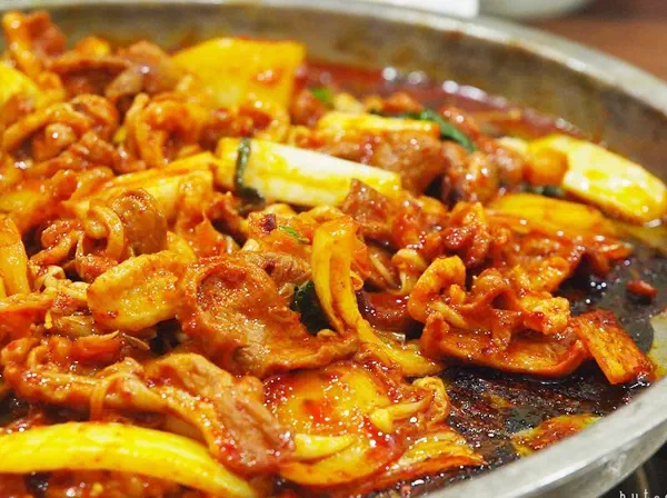 노릇하게 익은 오리 양념불고기 클로즈업